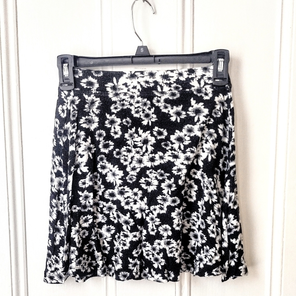 SO Juniors Floral Black and White Skirt Size XS